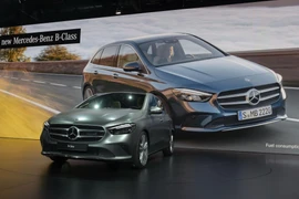 Mẫu Mercedes B class được giới thiệu tại một triển lãm ôtô (Nguồn: AFP/TTXVN)