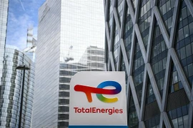 Biểu tượng của tập đoàn TotalEnergies tại La Defense, Pháp. (Ảnh: AFP/ TTXVN)