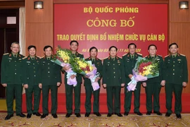 Đại tướng Ngô Xuân Lịch và các đại biểu chúc mừng các đồng chí được bổ nhiệm và nhận nhiệm vụ mới. (Nguồn: Quân đội Nhân dân) 