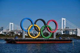 Biểu tượng của Olympic Tokyo tại Tokyo, Nhật Bản, ngày 1/12/2020. (Nguồn: AFP/TTXVN) 