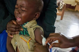 Tiêm phòng sởi cho trẻ em tại Nkozi, Uganda, ngày 19/10/2019. (Nguồn: AFP/TTXVN) 