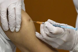 Tiêm vaccine phòng COVID-19 của hãng Pfizer-BioNTech cho nhân viên y tế tại Tokyo, Nhật Bản. (Ảnh: AFP/TTXVN) 