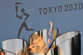 Biểu tượng ngọn đuốc Olympic Tokyo 2020 được trưng bày tại khu công viên thủy sinh Aquamarine Fukushima ở Iwaki, tỉnh Fukushima ngày 25/3/2020. (Nguồn: AFP/TTXVN) 