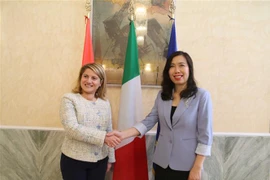 Thứ trưởng Ngoại giao Lê Thị Thu Hằng và Thứ trưởng Ngoại giao Italy Maria Tripodi tại buổi Tham vấn chính trị Việt Nam-Italy lần thứ 5. (Ảnh: Thanh Hải/TTXVN)