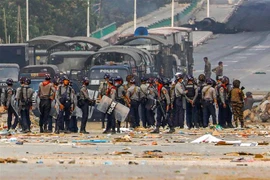 Cảnh sát Myanmar siết chặt an ninh tại quận Hlaingthaya, thành phố Yangon ngày 14/3/2121. (Nguồn: AFP/TTXVN) 