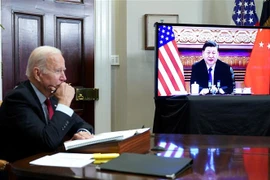 Tổng thống Mỹ Joe Biden (trái) và Chủ tịch Trung Quốc Tập Cận Bình (phải, trên màn hình) tại hội nghị thượng đỉnh trực tuyến, ở Washington, DC., Mỹ ngày 15/11/2021. (Ảnh: AFP/TTXVN) 