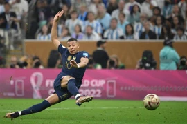 Mbappe lập siêu phẩm, cân bằng tỷ số 2-2 cho đội nhà trước tuyển Argentina. (Ảnh: AFP/TTXVN) 