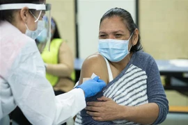 Nhân viên y tế tiêm vaccine ngừa COVID-19 cho người dân tại New York, Mỹ, ngày 10/1/2021. (Nguồn: AFP/TTXVN) 