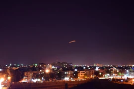 Lực lượng Phòng không Syria đánh chặn tên lửa do Israel phóng xuống sân bay Damascus. (Ảnh: AFP/TTXVN)