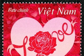 Điểm đặc biệt của bộ 'Tem Tình yêu' năm nay là được in phủ Vernish định vị bông hoa hồng ở trung tâm mẫu tem, kết hợp hương hoa hồng dịu ngọt. (Ảnh: VNPost)