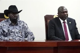 Tổng thống Nam Sudan Salva Kiir (trái) và lãnh đạo phe đối lập Riek Machar tại lễ ký thỏa thuận hòa bình ở Juba, ngày 3/4/2022. (Ảnh: AFP/TTXVN)