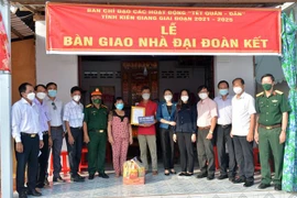 Ngày 17/1/2022, Ủy ban Mặt trận Tổ quốc Việt Nam tỉnh Kiên Giang phối hợp cấp ủy, chính quyền địa phương và nhà tài trợ tổ chức bàn giao 10 căn nhà đại đoàn kết cho các hộ dân trên địa bàn xã Hưng Yên (Kiên Giang). (Ảnh: Lê Se/TTXVN)