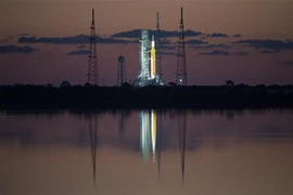 Hệ thống phóng không gian (SLS) mang theo tàu vũ trụ Orion tại bệ phóng 39B ở căn cứ Cape Canaveral, bang Florida (Mỹ), ngày 4/4/2022. (Ảnh: AFP/TTXVN)