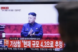 Binh sỹ Hàn Quốc theo dõi thông tin trên màn hình về nhà lãnh đạo Triều Tiên Kim Jong-un. (Nguồn: smh.com.au)