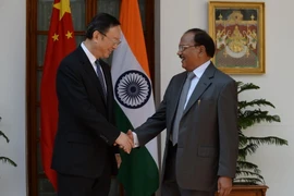 Cố vấn an ninh quốc gia Ấn Độ Ajit Doval (phải) cùng với Ủy viên Quốc vụ Trung Quốc Dương Khiết Trì tại vòng đàm phán biên giới Ấn-Trung lần thứ 18 năm 2015. (Ảnh: AFP/TTXVN)