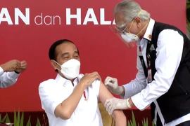 Tổng thống Indonesia Joko Widodo là người đầu tiên được tiêm vắcxin CoronaVac. (Nguồn: Ban thư ký Tổng thống Indonesia)