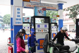 Khách hàng mua xăng tại cửa hàng của Petrolimex trên địa bàn Hà Nội. (Ảnh: PV/Vietnam+)