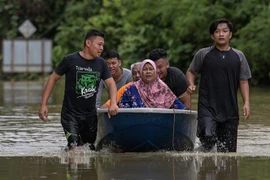 Người dân sơ tán tránh lũ tại Lanchang thuộc bang Pahang (Malaysia), ngày 6/1/2021. (Ảnh: AFP/TTXVN)