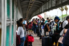 Người tị nạn tại Mexico chờ sang Mỹ. (Ảnh: AFP/TTXVN)