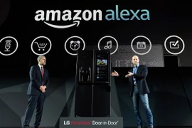 LG giới thiệu tủ lạnh thông minh với trợ lý ảo Alexa của Amazon tích hợp bên trong, tại CES 2017. (Nguồn: Getty)