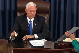 Phó Tổng thống Mỹ Mike Pence, người đồng thời giữ cương vị Chủ tịch Thượng viện Mỹ dùng lá phiếu của mình để quyết định thông qua đề xuất. (Nguồn: nbcnews.com)