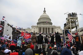 Người biểu tình tập trung bên ngoài tòa nhà Quốc hội Mỹ ở Washington, DC ngày 6/1/2021. (Ảnh: AFP/TTXVN)