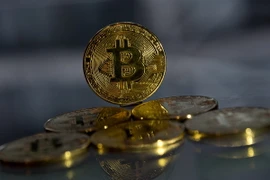 Đồng bitcoin mạ vàng lưu niệm tại London, Anh ngày 20/11/2017. (Nguồn: AFP/ TTXVN)