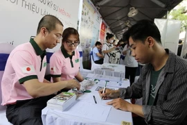 Đông đảo sinh viên, người lao động tham gia “Ngày hội tuyển dụng, việc làm năm 2023” tại Trường đại học Công nghiệp Thành phố Hồ Chí Minh. (Ảnh: Thanh Vũ/TTXVN)