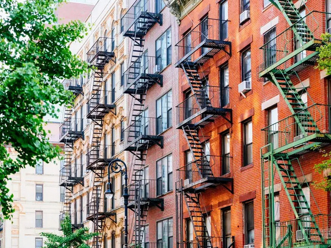 Cầu thang thoát hiểm thường thấy ở các tòa nhà tại Thành phố New York, Mỹ. (Ảnh: Getty Images) cau-thang-thoat-hiem-resize.jpg