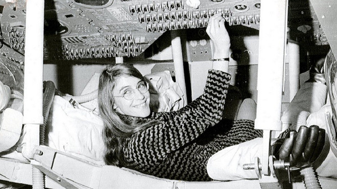 Margaret Hamilton trong Modul Chỉ huy tàu Apollo. (Ảnh: NASA) margaret-hamilton-resize.png