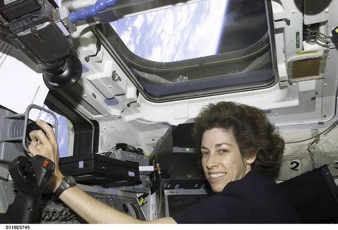 Tiến sỹ Ellen Ochoa trên buồng lái của tàu con thoi Atlantis. (Ảnh: NASA) ellen-resize.jpg