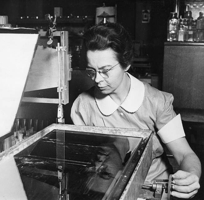 Tiến sỹ Katharine Blodgett trong phòng thí nghiệm. (Ảnh: wikipedia) 1024px-katharine-burr-blodgett-1898-1979-demonstrating-equipment-in-lab-resize.jpg