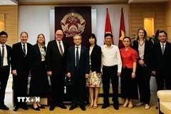 Hiệu trưởng Đại học UTS, Giáo sư Andrew Parfitt, đoàn đại biểu UTS và đại diện DFAT trong cuộc thảo luận về Trung tâm Công nghệ Chiến lược Australia-Việt Nam với Thứ trưởng Bộ Thông tin và Truyền thông Việt Nam Phan Tâm tại Hà Nội tháng 11/2024. (Ảnh: TTXVN phát)