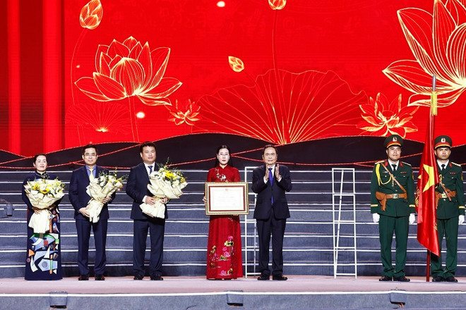 Chủ tịch Quốc hội Trần Thanh Mẫn trao tặng Huân chương Lao động hạng Nhất cho Đảng bộ, chính quyền và Nhân dân tỉnh Quảng Ngãi. (Ảnh: Doãn Tấn/TTXVN) chu-tich-quoc-hoi-tran-thanh-man-du-le-ky-niem-80-nam-ngay-khoi-nghia-ba-to-7909700.jpg