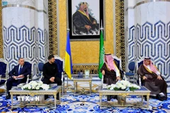 Tổng thống Ukraine Volodymyr Zelensky (thứ hai, trái) tại sân bay King Abdulaziz ở Jeddah (Saudi Arabia) ngày 10/3/2025. (Ảnh: THX/TTXVN)