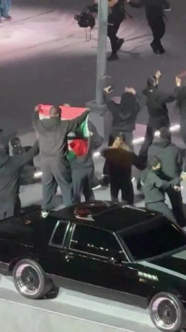 Người đàn ông vẫy cờ Palestine trong buổi diễn của Kendrick Lamar ở Super Bowl