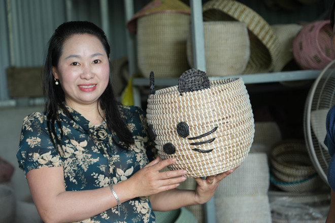 Chị Trương Thị Hân – Giám đốc Hợp tác xã thủ công mỹ nghệ cói xâu Thọ Thành. (Ảnh: Minh Huệ/TTXVN) vna-truong-thi-han-ok.jpg
