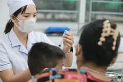 Nhân viên y tế tiêm vaccine phòng sởi-rubella cho trẻ. (Ảnh: Minh Quyết/TTXVN)