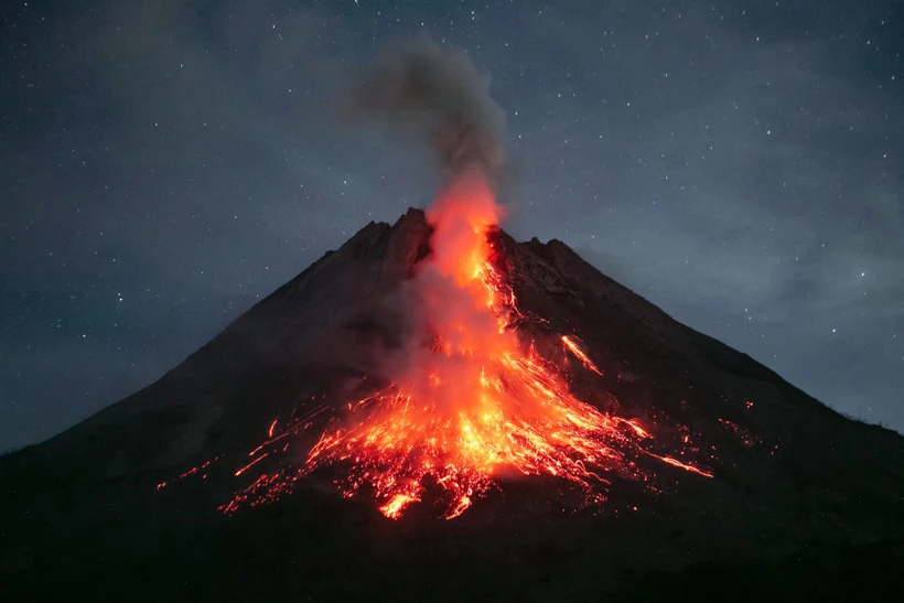 Dung nham phun trào từ núi lửa Merapi ở Magelang, Indonesia, ngày 23/5/2023. (Ảnh: AFP/TTXVN)