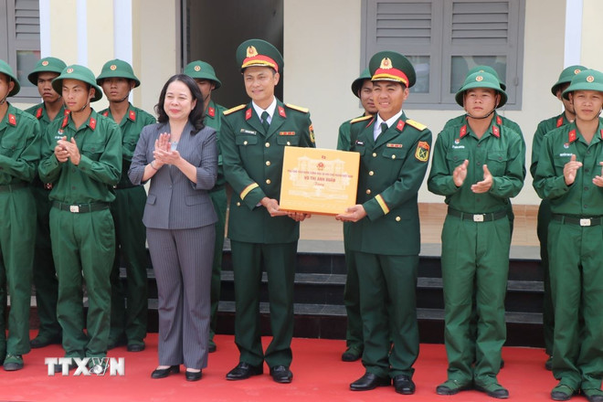 Phó Chủ tịch nước Võ Thị Ánh Xuân thăm và làm việc với Trung đoàn Bộ binh 24 đóng tại huyện Đăk Tô. (Ảnh: Khoa Chương/TTXVN) ttxvn-kon-tum2.jpg