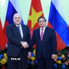 Thông cáo chung về kết quả chuyến thăm chính thức Việt Nam của Thủ tướng Nga 2 Thủ tướng Phạm Minh Chính và Thủ tướng Liên bang Nga Mikhail Vladimirovich Mishustin chụp ảnh chung. (Ảnh: Dương Giang/TTXVN)