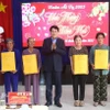 An Giang có vị trí quan trọng, góp phần giữ vững môi trường hòa bình 2 Chủ tịch nước Lương Cường tặng quà cho các gia đình có công với cách mạng, gia đình chính sách tỉnh An Giang. (Ảnh: Lâm Khánh/TTXVN)