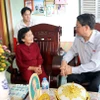 Phó Chủ tịch Quốc hội Nguyễn Đức Hải thăm, chúc Tết gia đình bà Nguyễn Thị Nga, thân nhân liệt sĩ tại huyện Vũng Liêm, tỉnh Vĩnh Long. (Ảnh: Phạm Minh Tuấn/TTXVN)