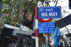 Biển cấm xe trên phố Mã Mây. (Ảnh: Vân Anh/Vietnam+)