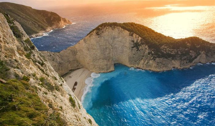 Bãi biển Navagio- Zakynthos, Hy Lạp.