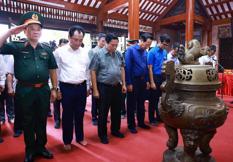 Thủ tướng Phạm Minh Chính tưởng niệm Bác Hồ tại Khu di tích lịch sử quốc gia 27/7, huyện Đại Từ. (Ảnh: Dương Giang/TTXVN)